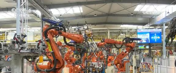 數(shù)字化、智能化轉(zhuǎn)型提速 中國工業(yè)生產(chǎn)向'新'向'綠'引擎足